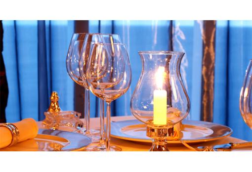 ... y un elegante servicio de cristal de Bohemia